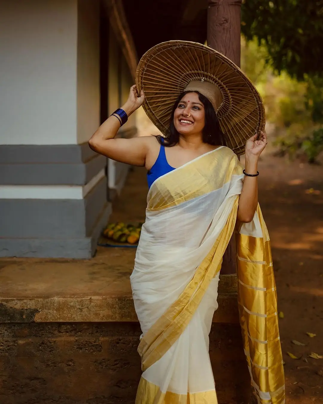 MALAYALAM ACTRESS ANUMOL STILLS IN WHITE SAREE 7